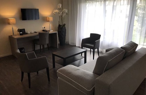Lekkerkerk House | Free Parking Retreat with Pool, Terrace Dining & Scenic Bicycle Trails Nearby
