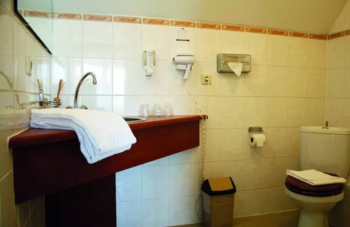 Lekkerkerk House | Free Parking Retreat with Pool, Terrace Dining & Scenic Bicycle Trails Nearby