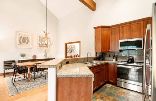 The Highlands House | Free Ski Shuttle! Mountain Views & Private Hot Tub