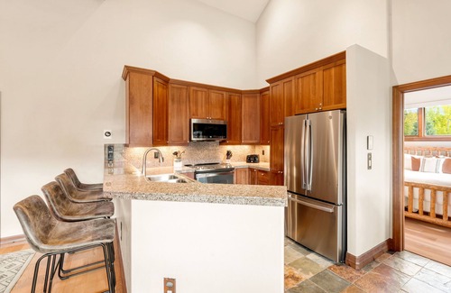The Highlands House | Free Ski Shuttle! Mountain Views & Private Hot Tub