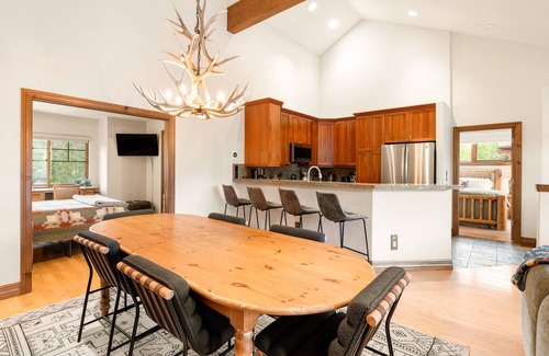 The Highlands House | Free Ski Shuttle! Mountain Views & Private Hot Tub