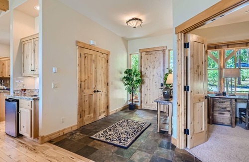 The Highlands House | FREE VIP Shuttle Service! Desirable Neighborhood!