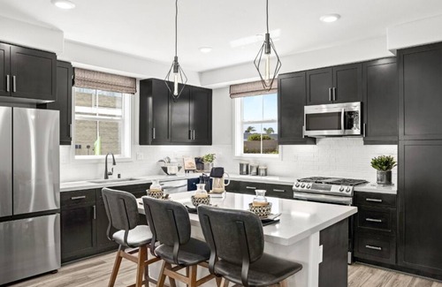 Compton House | Freeway Close, center of LA, near colleges, Ports, amusement parks, all of SoCal