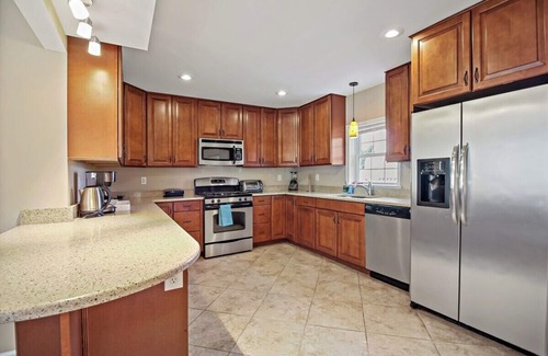 Falls Church Apartment | Fresh | 4 bedroom | Luxury | Center | Sunny