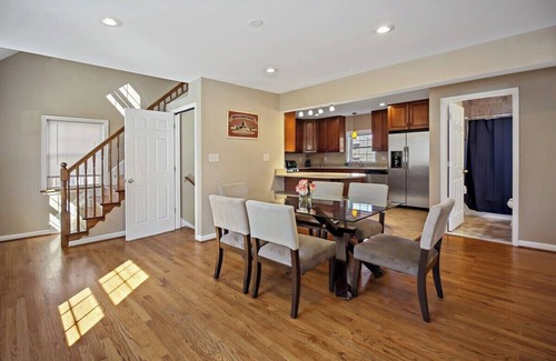Falls Church Apartment | Fresh | 4 bedroom | Luxury | Center | Sunny