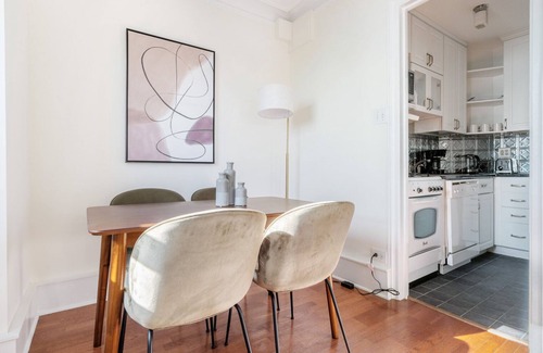 Gold Coast Apartment | Fresh Gold Coast 1BR w/Grills & Gym, nr Shopping & Park, by Blueground