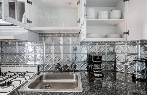 Gold Coast Apartment | Fresh Gold Coast 1BR w/Grills & Gym, nr Shopping & Park, by Blueground