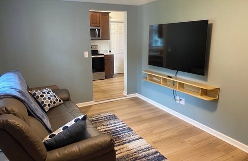 Dallas Center House | Fresh Remodel! Whole House Getaway Near DSM! Book 7+ days and save!