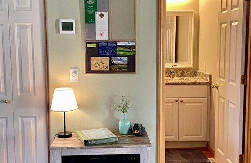 Redmond House | Freshly remodeled and updated dog friendly get-away w/Private Hot Tub and view!