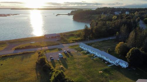 Welshpool Hotel | Friars Bay Inn & Cottages