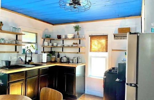 Holly House | Frida House . Sweet Location. Free Bikes