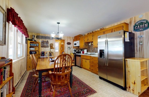 Ponderosa Pines Cabin | Friendly cabin with WiFi, deck, and porch swing - close to the National forest
