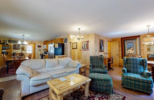 Ponderosa Pines Cabin | Friendly cabin with WiFi, deck, and porch swing - close to the National forest