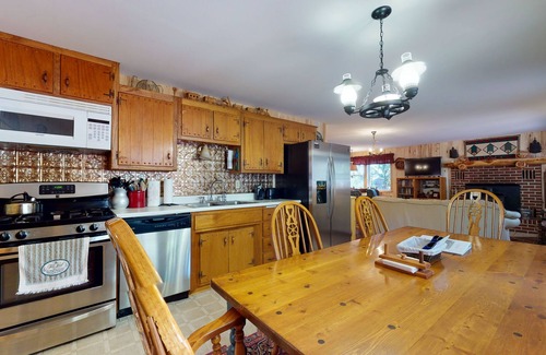 Ponderosa Pines Cabin | Friendly cabin with WiFi, deck, and porch swing - close to the National forest