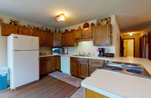 Ponderosa Pines Cabin | Friendly cabin with WiFi & wood-burning stove - one mile from the Rio Grande