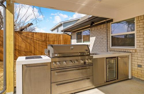 Frisco House | Frisco Getaway Hometel w the Spa and Outdoor Kitchen