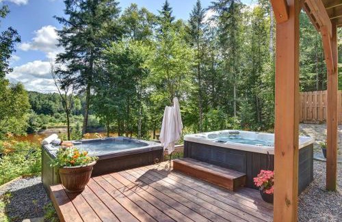 Labelle Ski Chalet | Front RIVER private BEACH 2 HOT TUBS 15 p SAUNA
