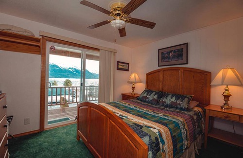 Haines Cabin | Front Room Lynnview Lodge