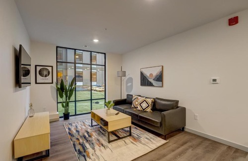 Downtown Lincoln Apartment | FRONTDESK Downtown Lincoln Apts near UNL and Haymarket Square