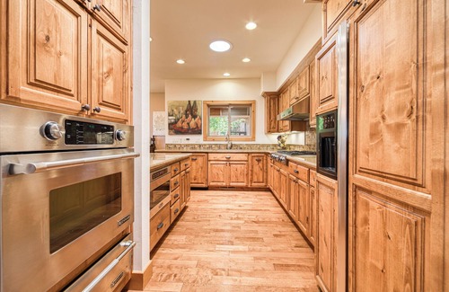 Truckee House | Frontier Lodge by Tahoe Getaways - 4 BR Pet - Friendly Monthly & Ski Lease