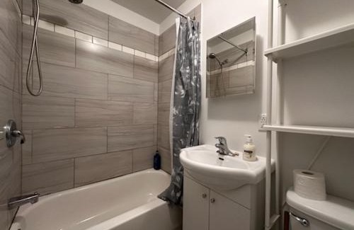 Verdun House | FULL KITCHEN 10MIN from DTOWN Room B