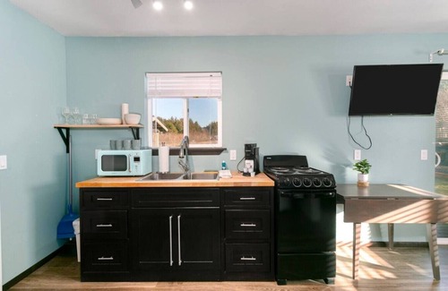 Grayland Hotel | Full-kitchen Studio | Pet-Friendly | Fireplace