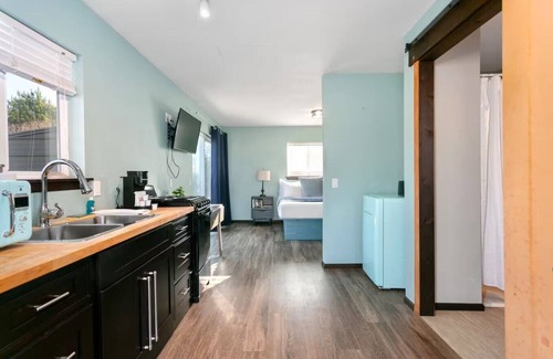 Grayland Hotel | Full-kitchen Studio | Pet-Friendly | Fireplace