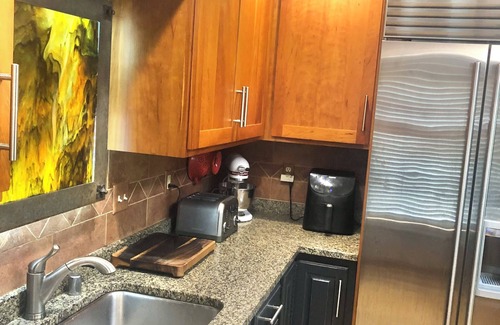 Verona House | Fully decked out 4 Bdrm, relaxing backyard retreat. Minutes from Epic