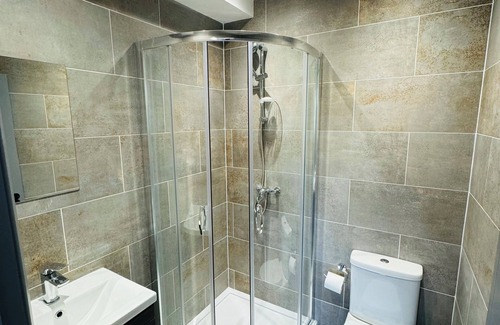 Yiewsley House | Fully equipped bedroom with attached bath