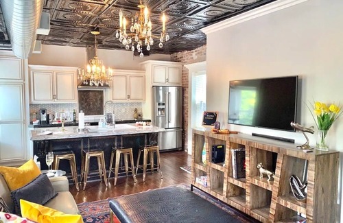 Downtown Kansas City Cottage | Fully Furnished Adorable Carriage House in Heart of downtown Kansas City