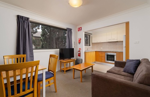 Hornsby Apartment | Fully Furnished and Equipped 1 Bedroom Apartment in Hornsby
