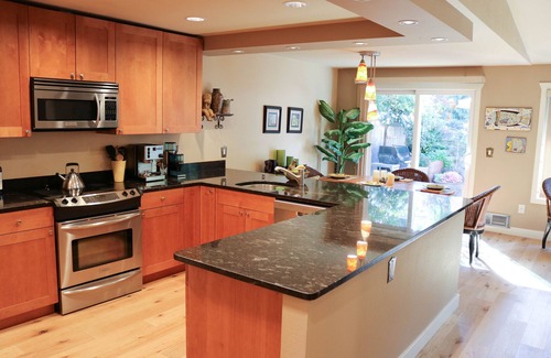 Moss Bay Condo | Fully furnished and remodeled tranquil setting in Kirkland.