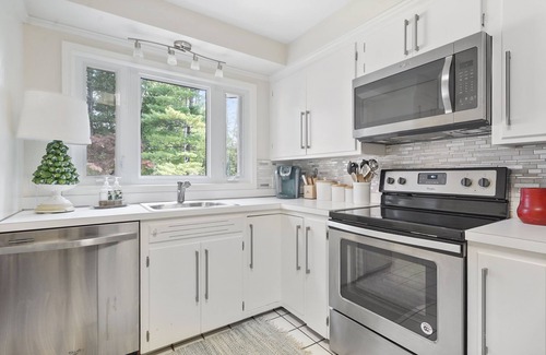 Grosse Pointe House | Fully furnished Grosse Pointe City rental