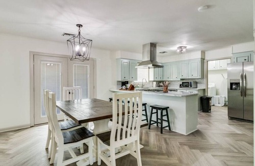 Crowley House | Fully renovated 3BR country escape in Crowley