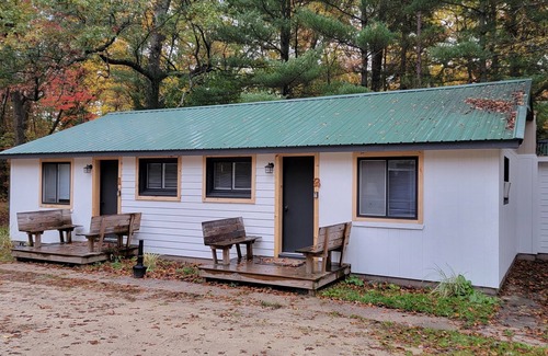Wellston Cabin | Fully Renovated Cabin - AC + Tippy Dam - South Star by Janix Escapes.