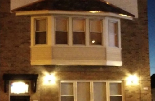 Brewers Hill Apartment | Fun comfortable skyline neighborhood flat