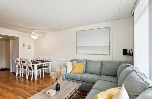 Midtown Ocean City Apartment | Fun & Comfy Beachside Getaway ~ King Bed ~ Balcony