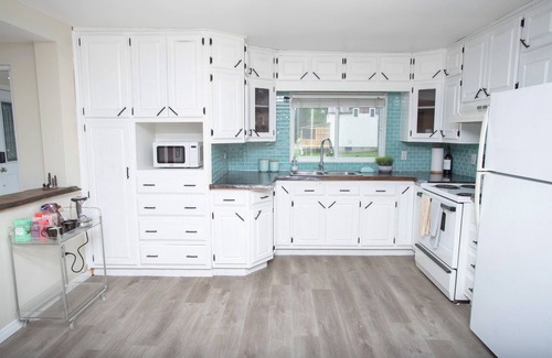 Port Loring Cottage | Fun Cottage for Friends and Family, Close by Lake, Fishing, Campfires, BBQ