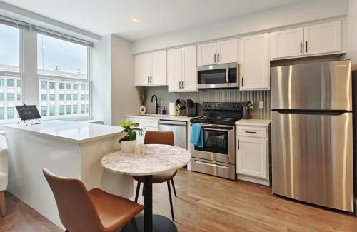 Downtown Jacksonville Apartment | Fun Cozy 1 Br King Apts - 1 25 Mile Walk to TIAA Bnk Fld