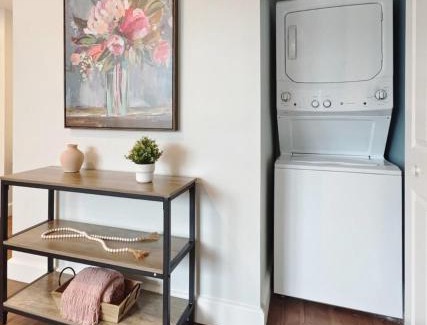 Downtown Jacksonville Apartment | Fun Cozy 1 Br King Apts - 1 25 Mile Walk to TIAA Bnk Fld