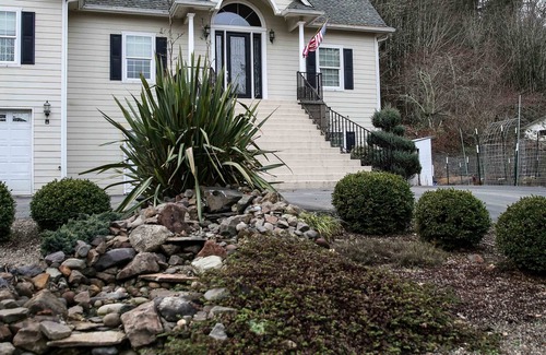 West Side Highway House | Fun, Family Friendly PNW Garden Stay