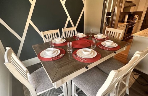 Southeast Edmonton House | Fun for family, sleeps 14, Fun for pets , Yard, AC, Lots of Parking