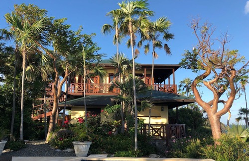 West End Villa | Fun luxury water front w/dock & free wifi on private 8 acre peninsular estate