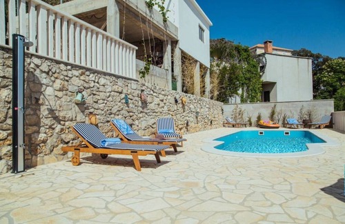 Marusici House | Funky-rustic House/w. heated Pool/between Split&Makarska; 250m from beach