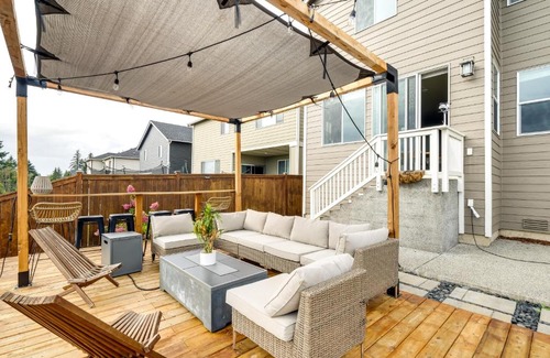West Hills House | Furnished Patio and Fire Pit Bremerton Home!