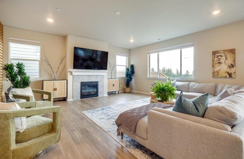 West Hills House | Furnished Patio and Fire Pit Bremerton Home!