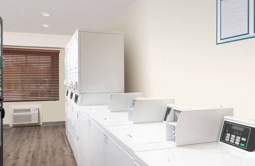 Greenwich Apartment | Furnished Studio in North Wichita