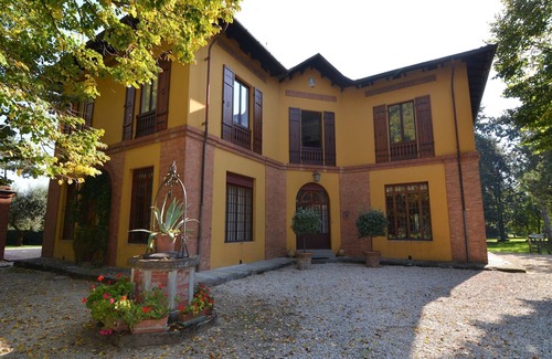 Faenza House | furry frinds with family home