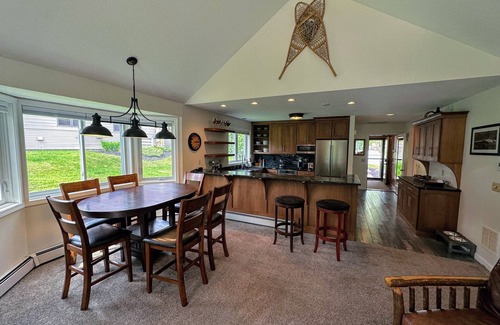 Bretton Woods Condo | FV44 tastefully updated single level with AC, WiFi, minutes from skiing, Dog Friendly!