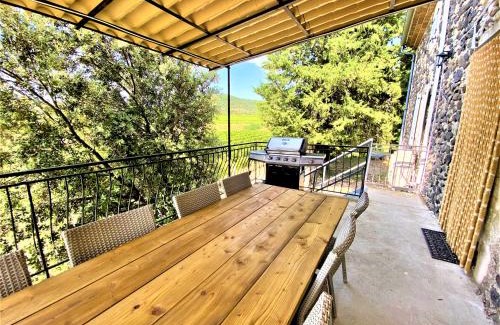 Alba-la-Romaine House | Gîte 12-14p avec vue piscine chauffée en saison, terrain de pétanque et jeux extérieurs